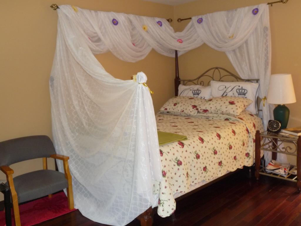 Davis Brook Retreat Bed and Breakfast Sechelt Buitenkant foto