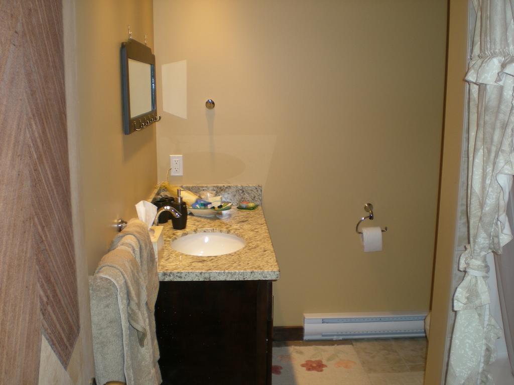 Davis Brook Retreat Bed and Breakfast Sechelt Kamer foto