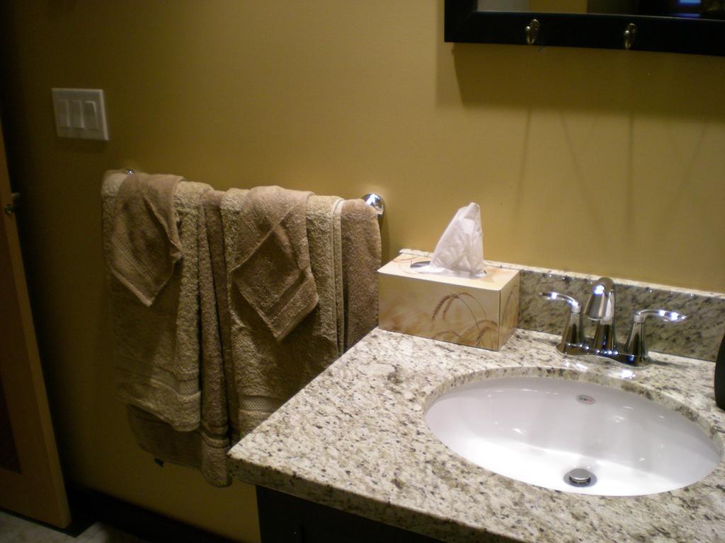 Davis Brook Retreat Bed and Breakfast Sechelt Kamer foto