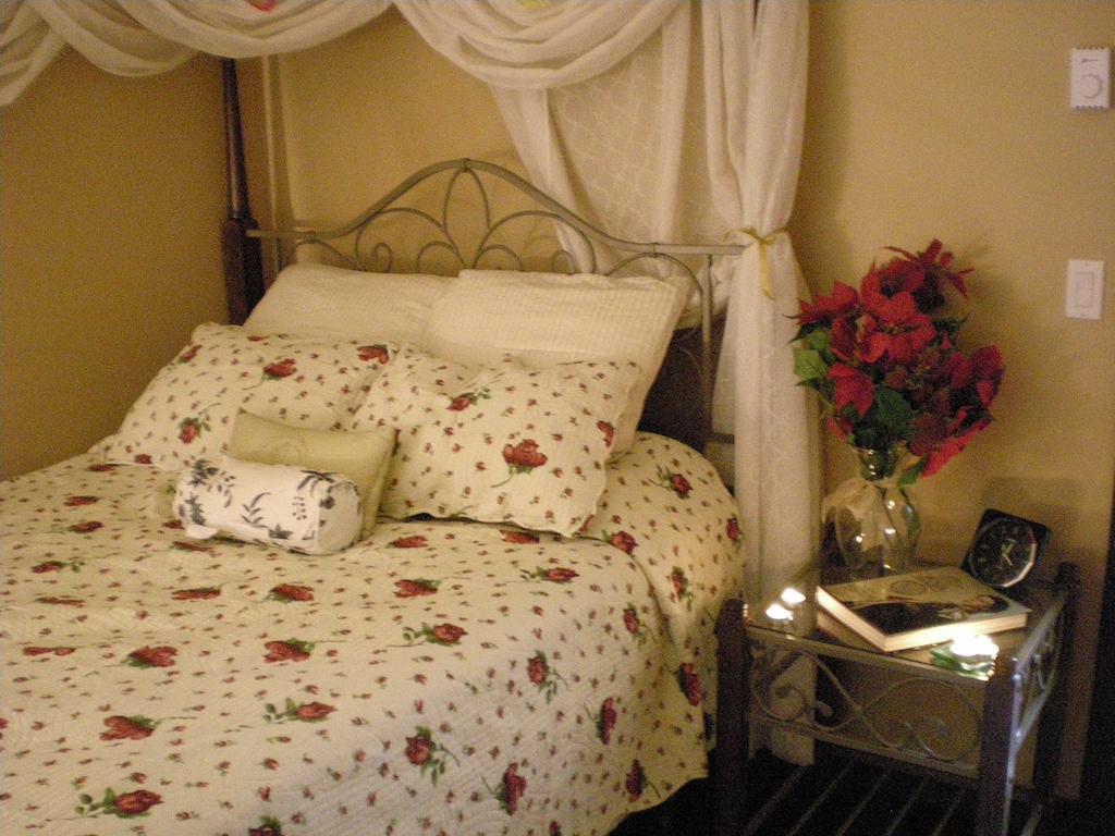 Davis Brook Retreat Bed and Breakfast Sechelt Kamer foto