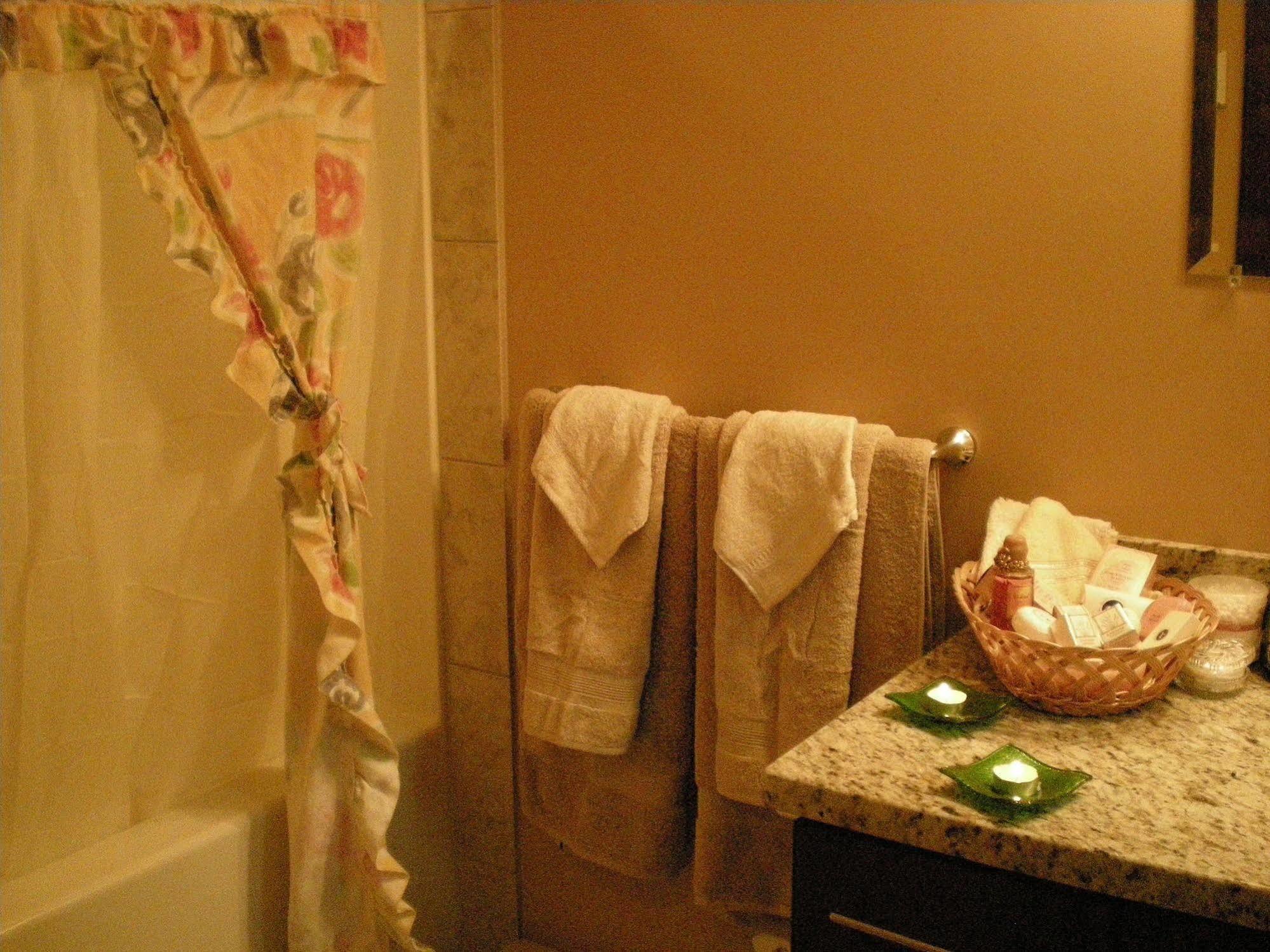 Davis Brook Retreat Bed and Breakfast Sechelt Buitenkant foto